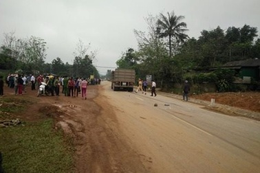 Thai phụ và con gái tử vong dưới bánh xe đầu kéo