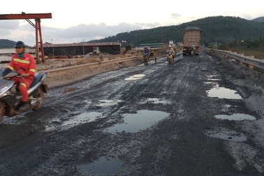 Xe tải băm nát đường, dân khốn khổ vì tiếng ồn, bụi bặm