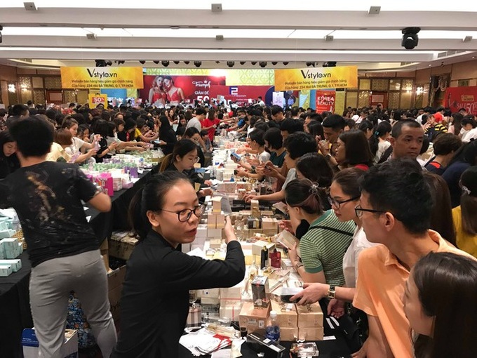 Người dân chen nhau như “kiến vỡ tổ” săn hàng hiệu giảm giá tại Hà Nội - Ảnh 6. Người dân chen nhau như “kiến vỡ tổ” săn hàng hiệu giảm giá tại Hà Nội - Ảnh 6.