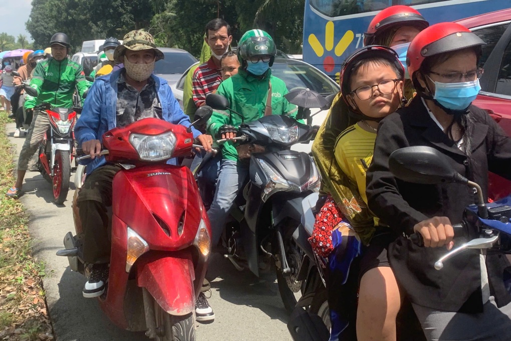 Bà Nguyễn Phương Hằng miễn phí vé vào Đại Nam, giao thông bị ùn ứ - 2 Bà Nguyễn Phương Hằng miễn phí vé vào Đại Nam, giao thông bị ùn ứ - 2