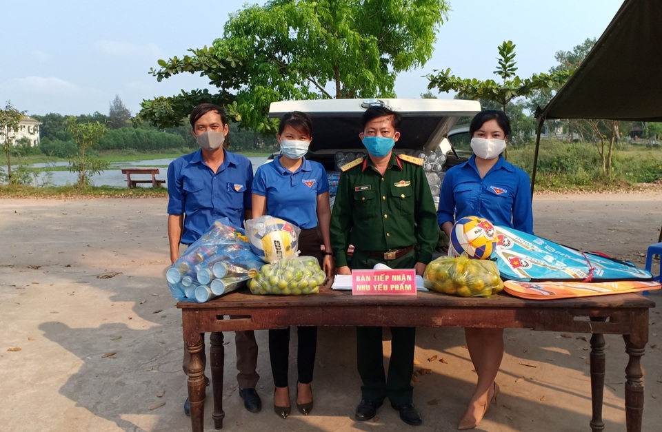 Người dân chung tay góp gạo, rau củ, quả… giúp bà con đang cách ly - 9 Người dân chung tay góp gạo, rau củ, quả… giúp bà con đang cách ly - 9