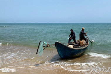 Nghề cực nhọc, mang lại thu nhập khá cho ngư dân