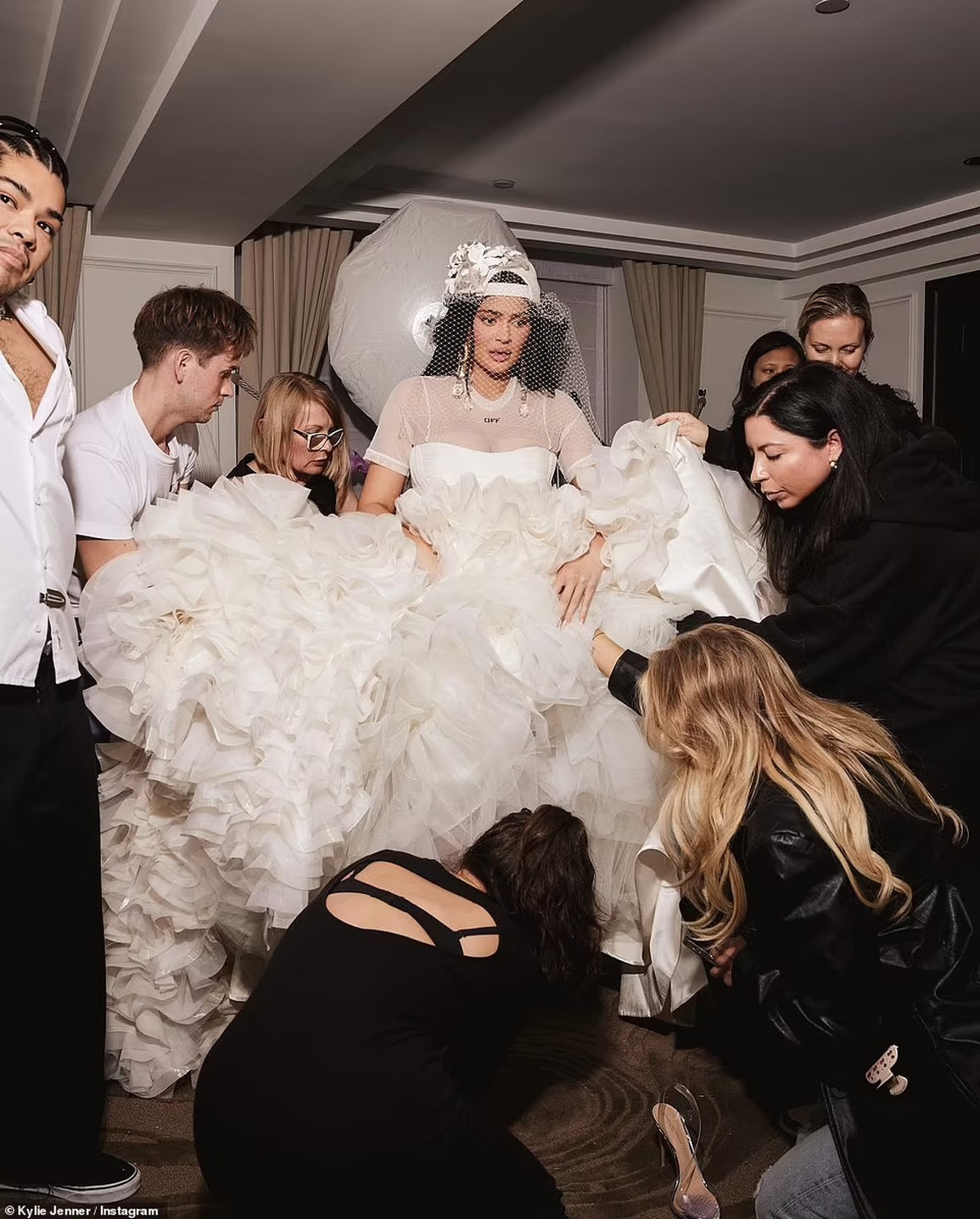 8 người giúp Kylie Jenner mặc váy dự Met Gala - 1 8 người giúp Kylie Jenner mặc váy dự Met Gala - 1