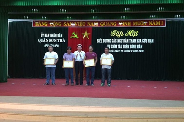 Khen thưởng ngư dân, thợ lặn tham gia cứu nạn vụ lật tàu trên sông Hàn