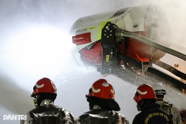 Robot chữa cháy diễn tập dập lửa từ xa trong hầm sông Sài Gòn