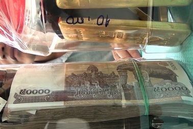 Vận chuyển 8kg vàng và hơn nửa tỷ đồng vượt biên, người phụ nữ Campuchia lãnh án