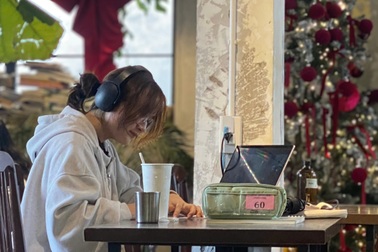 Sinh viên 3h đi cà phê, “cắm trại” xuyên đêm để học