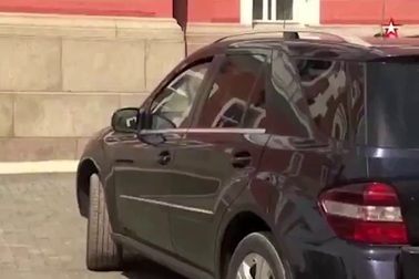 Hành động “lạ” của Tổng thống Putin với người giấu mặt