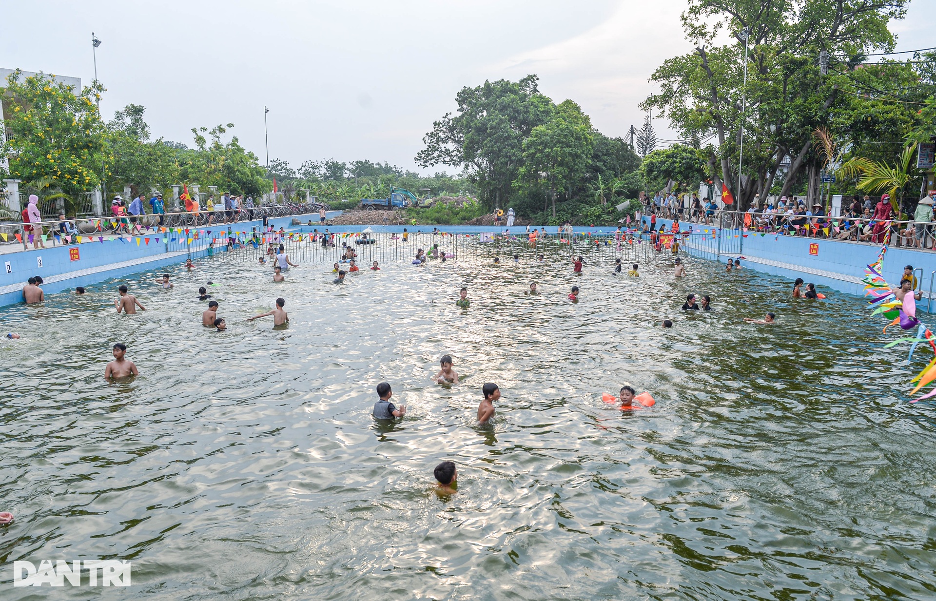 Hà Nội: Người dân ủng hộ 1,3 tỷ đồng biến ao làng thành ao bơi rộng 1.100m2 - 3 Hà Nội: Người dân ủng hộ 1,3 tỷ đồng biến ao làng thành ao bơi rộng 1.100m2 - 3