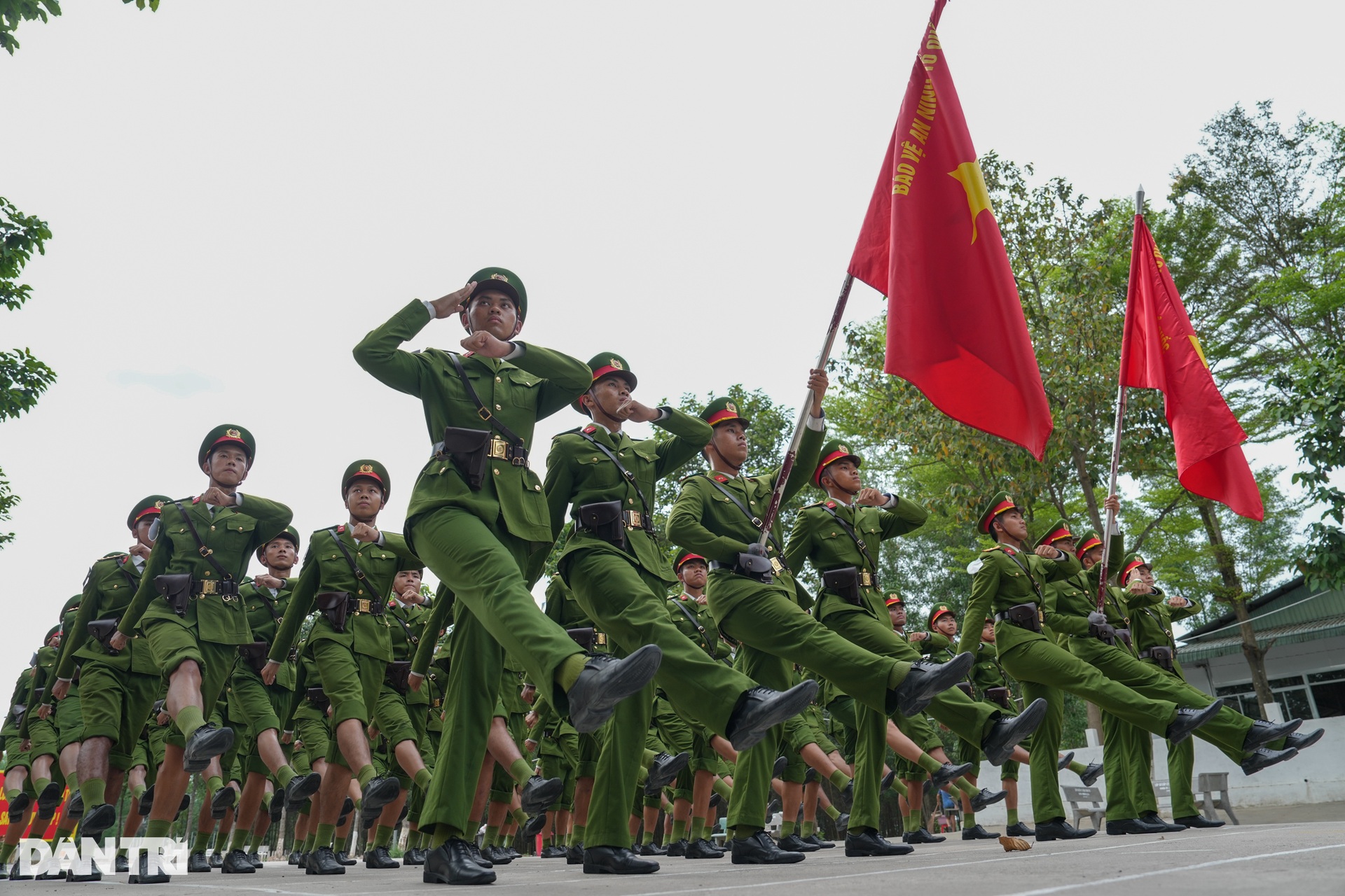 Bên trong thao trường huấn luyện diễu binh, diễu hành cho đại lễ 30/4 - 8 Bên trong thao trường huấn luyện diễu binh, diễu hành cho đại lễ 30/4 - 8