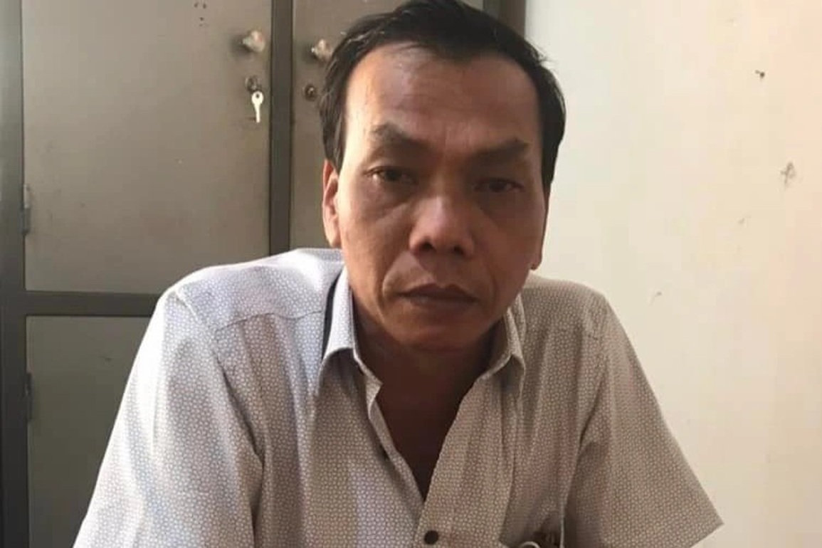 Người đàn ông mua heo ngỡ ngàng tra tay vào còng sau 12 năm lẩn trốn - 1 Người đàn ông mua heo ngỡ ngàng tra tay vào còng sau 12 năm lẩn trốn - 1