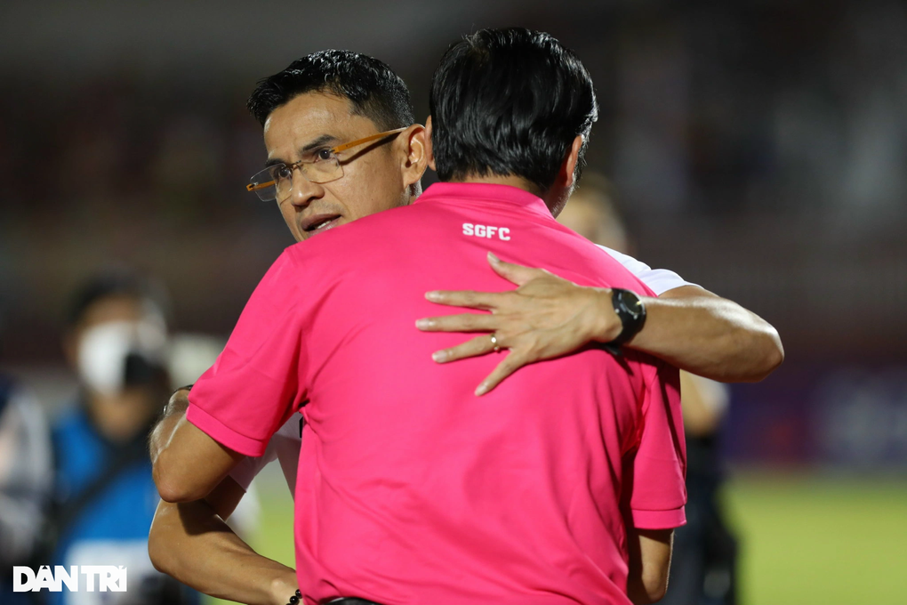 Công Phượng ghi bàn giúp HA Gia Lai đánh bại Sài Gòn FC - 2 Công Phượng ghi bàn giúp HA Gia Lai đánh bại Sài Gòn FC - 2