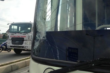 Xe buýt tông chết người đi bộ trên đại lộ Phạm Văn Đồng