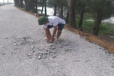 Vụ dân xới đường kiểm tra chất lượng: Nhà thầu đổ lỗi do thiết kế và kinh phí thấp