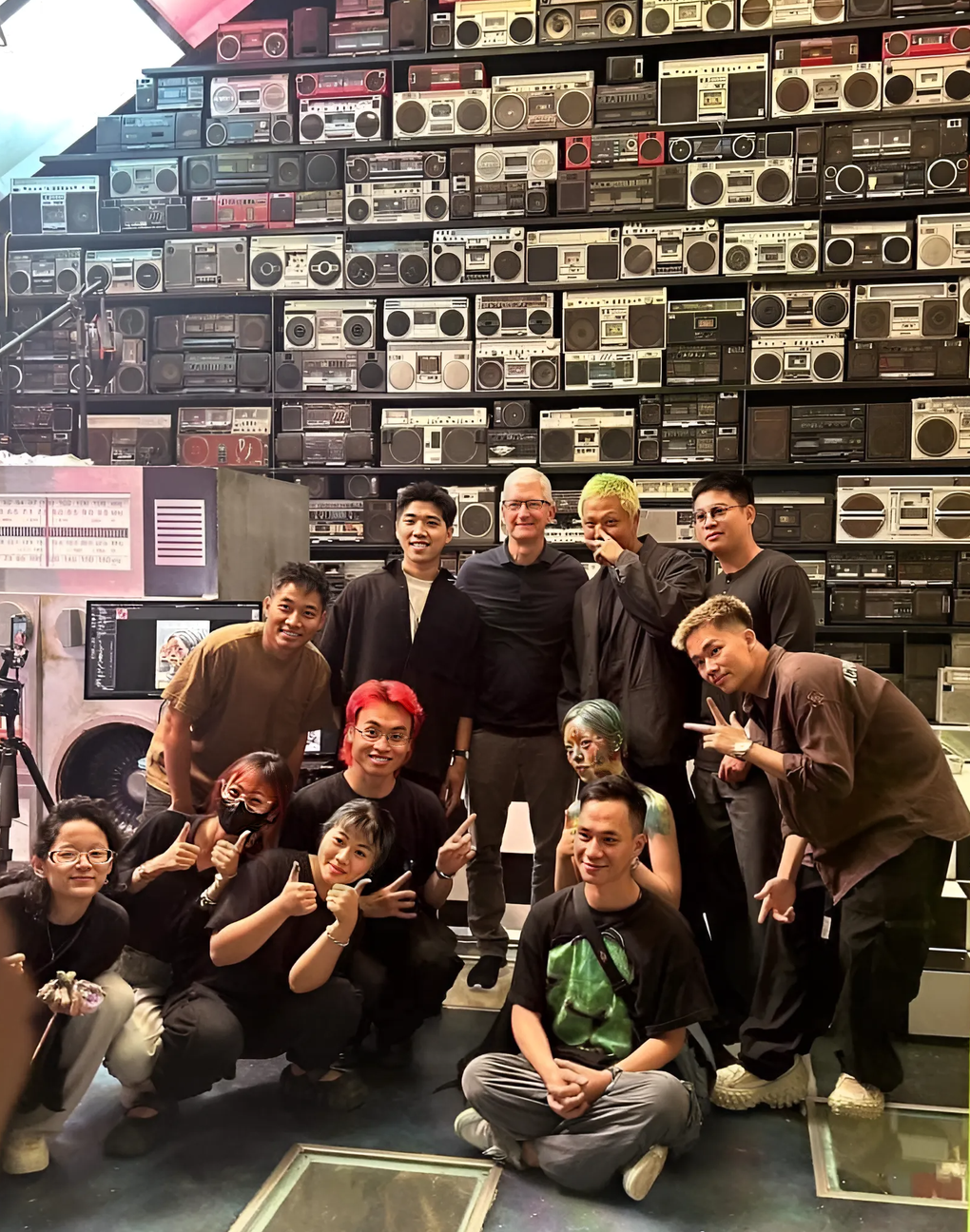 Nhóm bạn trẻ được Tim Cook ghé thăm: Ông thích thú và khen ngợi chúng tôi - 3 Nhóm bạn trẻ được Tim Cook ghé thăm: Ông thích thú và khen ngợi chúng tôi - 3