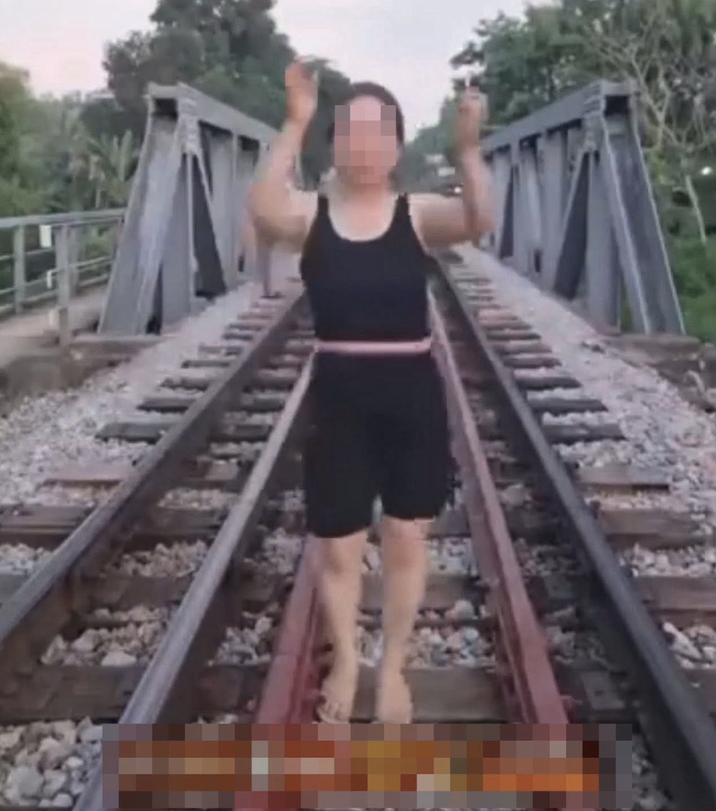 Xử phạt người phụ nữ livestream tập thể dục giữa đường ray - 2