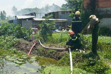 Lửa thiêu rụi 2 căn nhà của 2 anh em