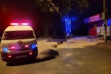 Xe máy kẹp 3 lao vào gốc cây trên vỉa hè, 3 người tử vong