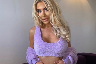 Người đẹp đua nhau diện đồ màu tím