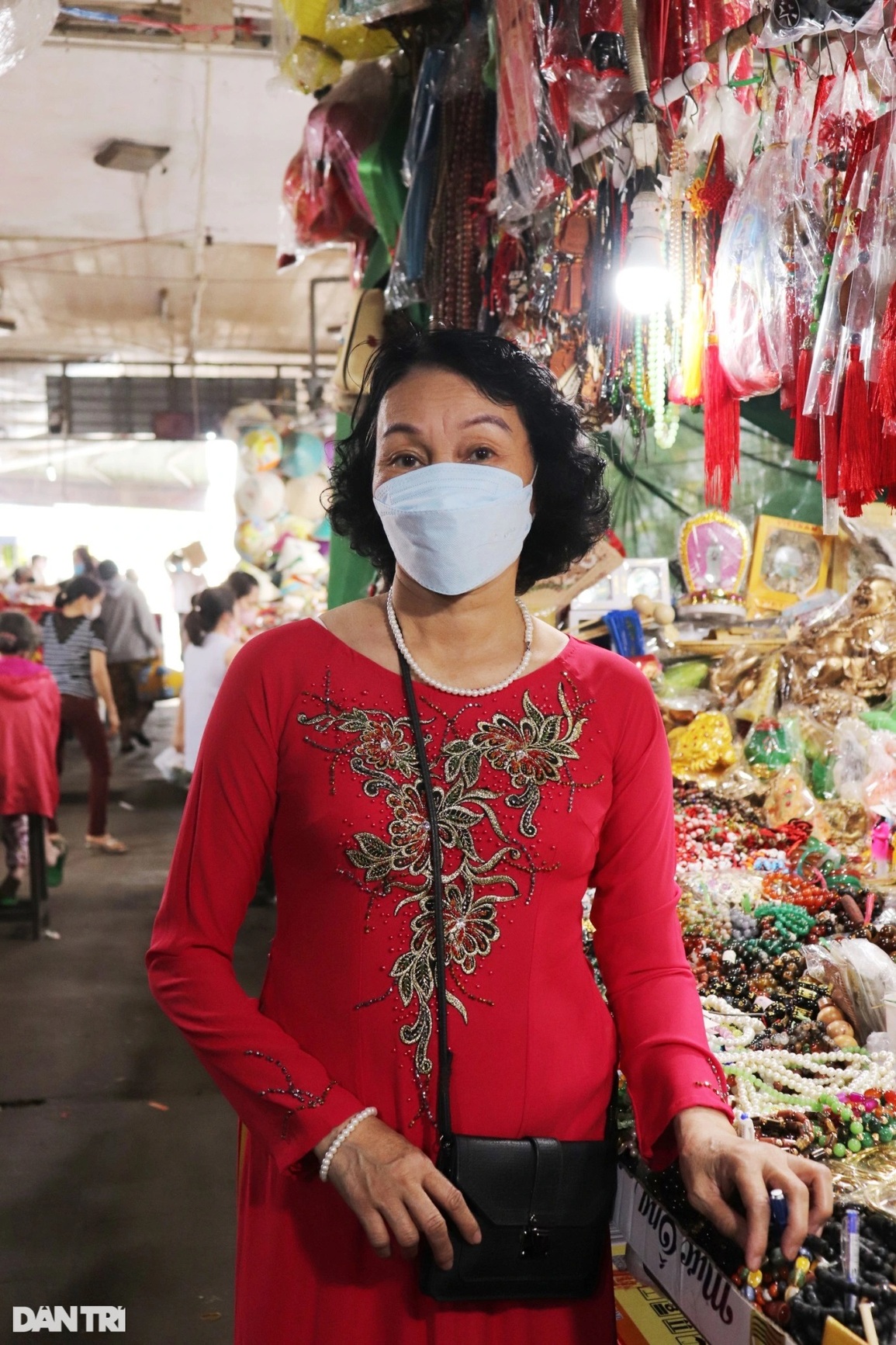 Tiểu thương chợ Đông Ba mặc áo dài bán hàng mừng ngày 8/3 - 6 Tiểu thương chợ Đông Ba mặc áo dài bán hàng mừng ngày 8/3 - 6
