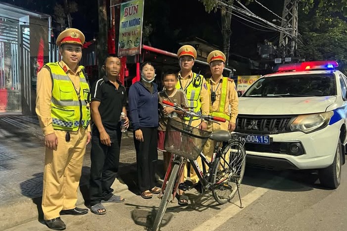 Bé trai 10 tuổi đạp xe lạc hơn 80km giữa đêm khuya, được cảnh sát cứu giúp