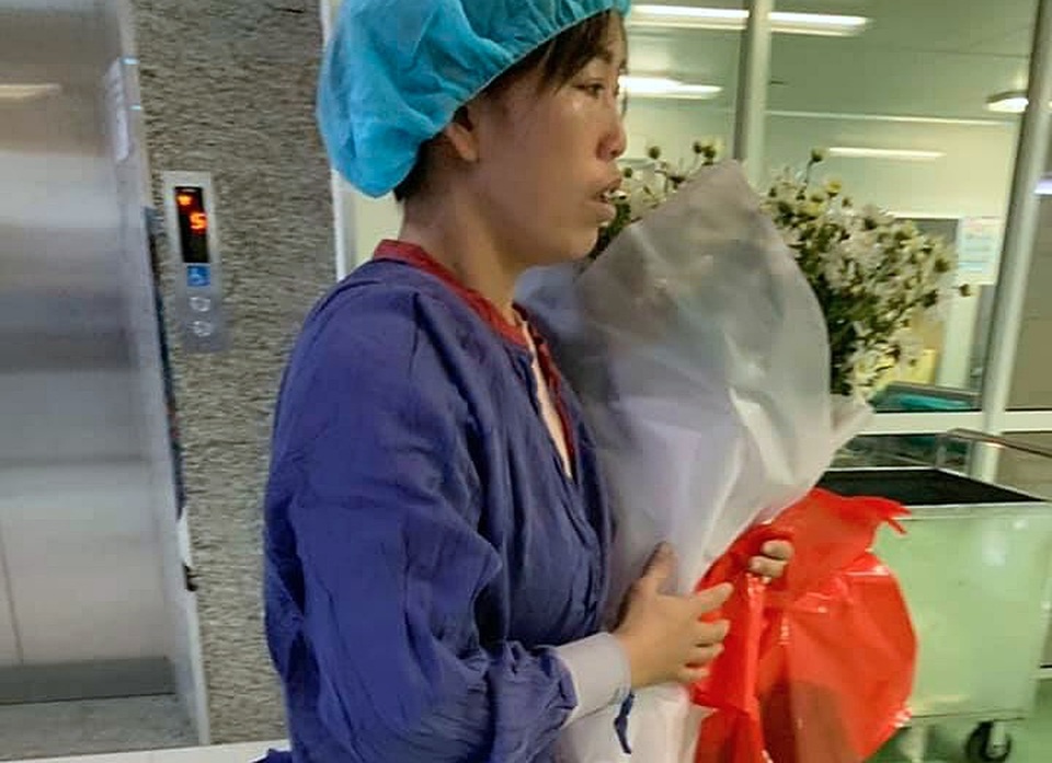 Người mẹ trẻ ôm bó cúc trắng đón con về sau khi đã hiến tặng mô tạng - 1 Người mẹ trẻ ôm bó cúc trắng đón con về sau khi đã hiến tặng mô tạng - 1