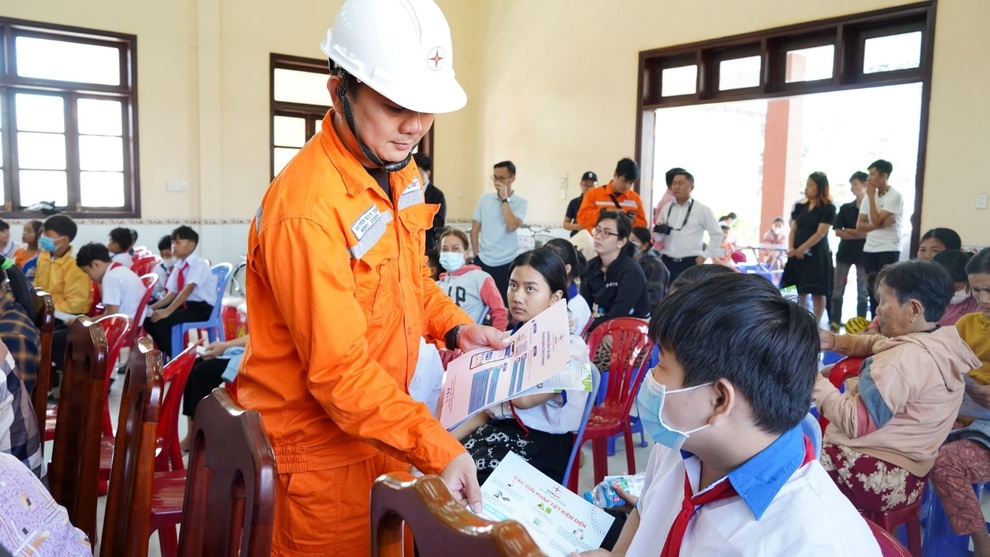 Ngành điện miền Nam gợi ý bí kíp giảm tiền điện các tháng hè - 2 Ngành điện miền Nam gợi ý bí kíp giảm tiền điện các tháng hè - 2