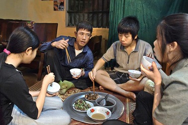 Hình ảnh bữa ăn gia đình Việt trong mắt thế giới