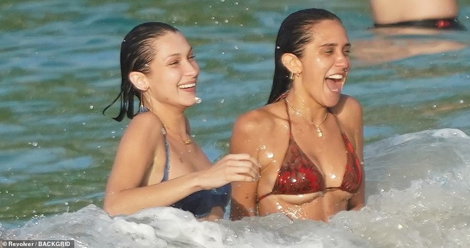 Bella Hadid tung tăng trên biển cùng bạn bè - 7 Bella Hadid tung tăng trên biển cùng bạn bè - 7