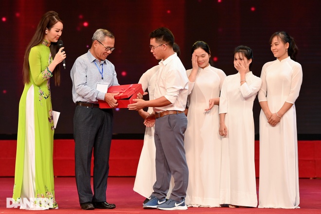 Tôn vinh những ông Bụt, bà Tiên giữa đời thường - 20 Tôn vinh những ông Bụt, bà Tiên giữa đời thường - 20