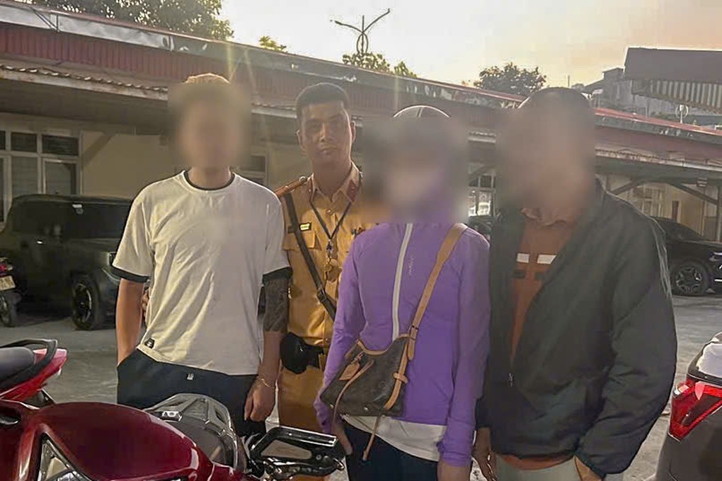 CSGT kịp thời ngăn người phụ nữ định nhảy cầu vì cãi nhau với chồng - 1 CSGT kịp thời ngăn người phụ nữ định nhảy cầu vì cãi nhau với chồng - 1