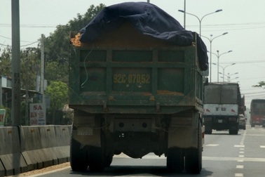 Quảng Nam: “Bắt sống” xe ben chở quá tải