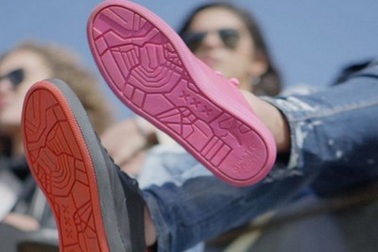 Độc đáo những đôi giày được sản xuất từ... bã kẹo cao su