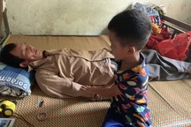 Xót thương cậu bé 6 tuổi cùng ông bà sống nơm nớp trong căn nhà dột nát