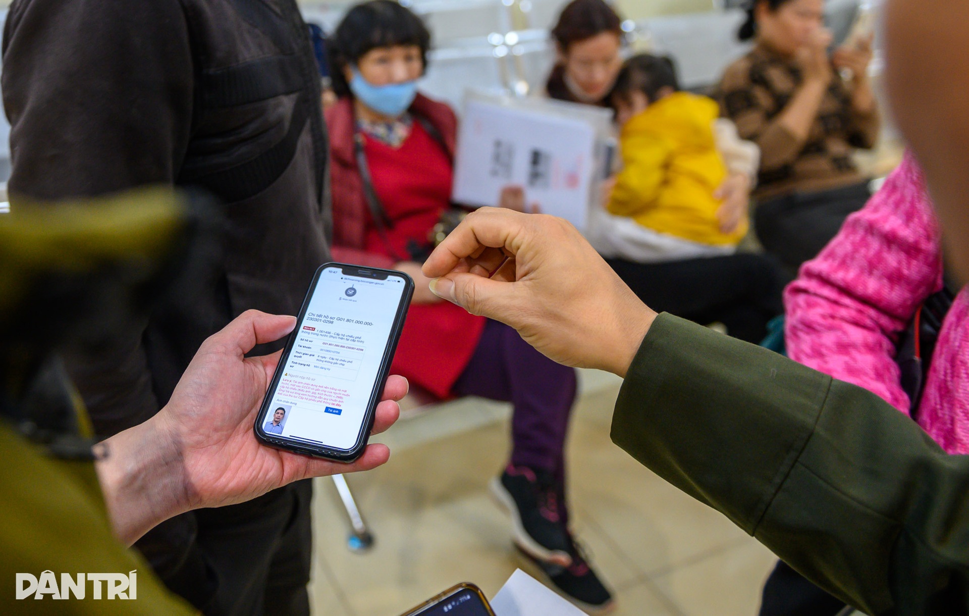 Ngày đầu cấp hộ chiếu gắn chip tại Hà Nội - 8 Ngày đầu cấp hộ chiếu gắn chip tại Hà Nội - 8