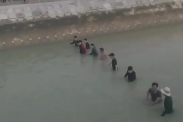 Hàng chục người ngâm mình dưới sông để tìm kiếm tung tích bé trai 9 tuổi.