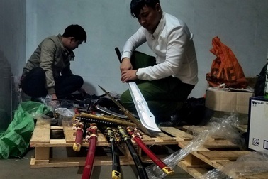 Vũ khí “nóng” và công cụ hỗ trợ ẩn trong cửa hàng tạp hóa