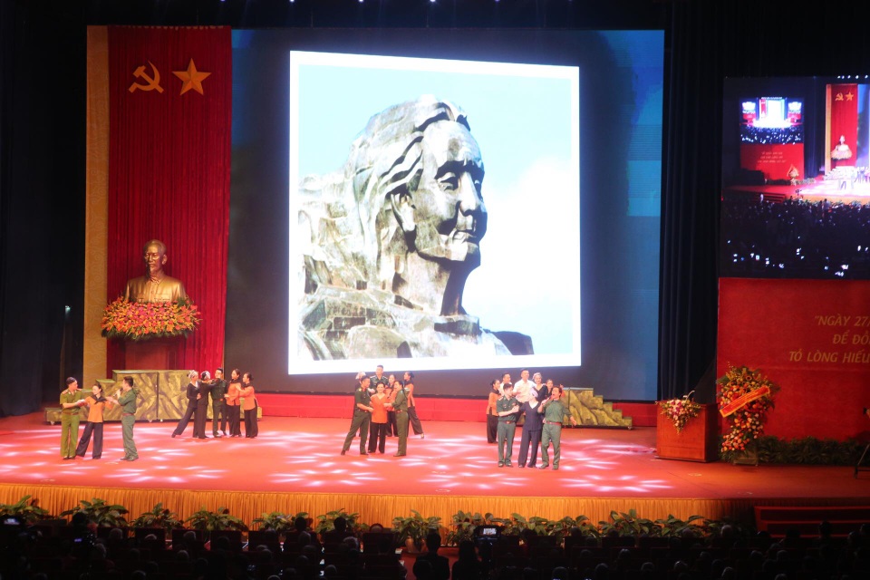 “Dân tộc tôi khi đứng dậy làm người là đứng theo dáng Mẹ!” - 12 “Dân tộc tôi khi đứng dậy làm người là đứng theo dáng Mẹ!” - 12