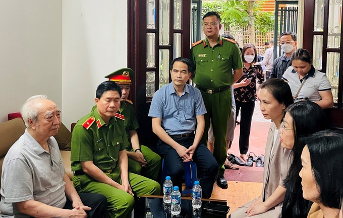 Thăm thân nhân gia đình các nạn nhân của vụ cháy.