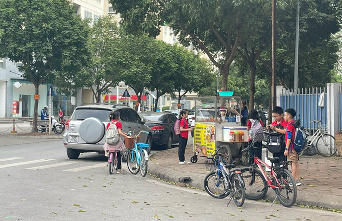 Học sinh thường vào các quán bán đồ ăn vặt sau khi tan học.