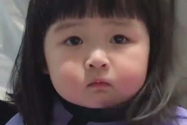 Bé gái với cặp má “bánh bao” cực đáng yêu khiến dân mạng “tan chảy”