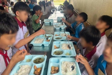 Hiệu trưởng: "Trường không biết lấy gì để trả nợ nếu Nuôi em ngừng hỗ trợ"