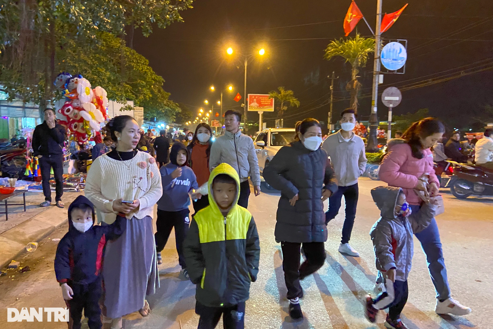 Không khí người dân vui tươi, hứng khởi đón năm mới 2023 trên khắp cả nước - 19 Không khí người dân vui tươi, hứng khởi đón năm mới 2023 trên khắp cả nước - 19