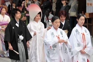 Đàn ông Nhật lười kết hôn vì... kiếm không đủ tiền cho vợ