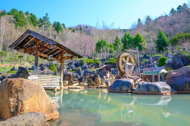 Tắm onsen, ăn cà ri tại suối nước nóng ngoài trời nổi tiếng nhất xứ tuyết