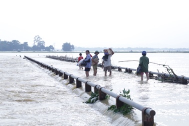 “Quên” nộp lại hàng tỷ đồng hỗ trợ tiền điện, tiền phòng chống bão lụt còn dư