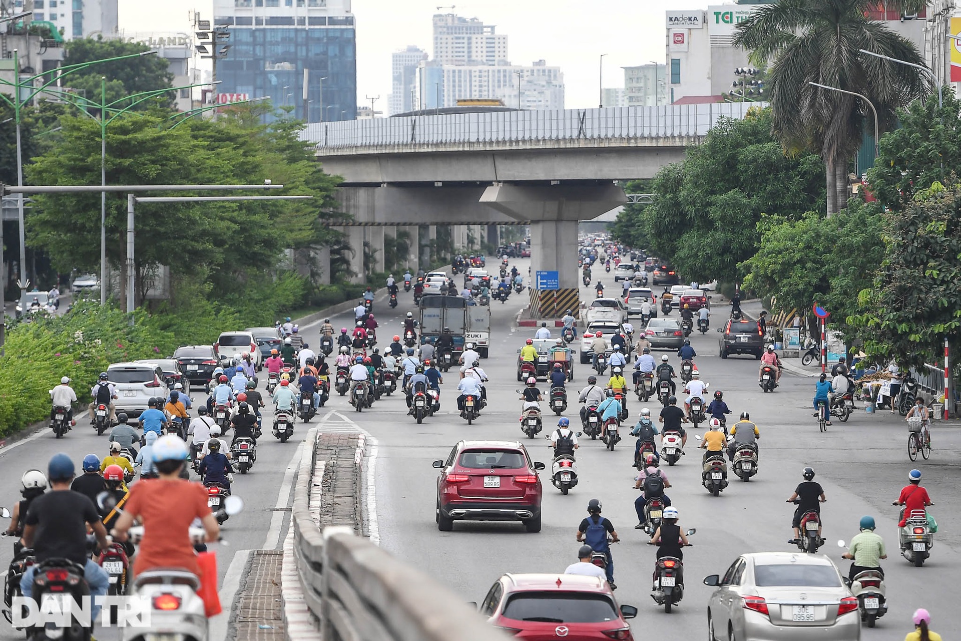 Đường phố Hà Nội bất ngờ đông đúc trở lại - 11 Đường phố Hà Nội bất ngờ đông đúc trở lại - 11