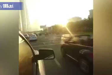 Rợn người cô gái treo mình lơ lửng bên ngoài tòa nhà chọc trời