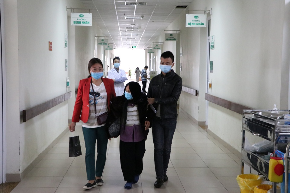 Bơm xi măng vào đốt sống giúp cụ bà 101 tuổi thoát cảnh nằm liệt giường - 3 Bơm xi măng vào đốt sống giúp cụ bà 101 tuổi thoát cảnh nằm liệt giường - 3