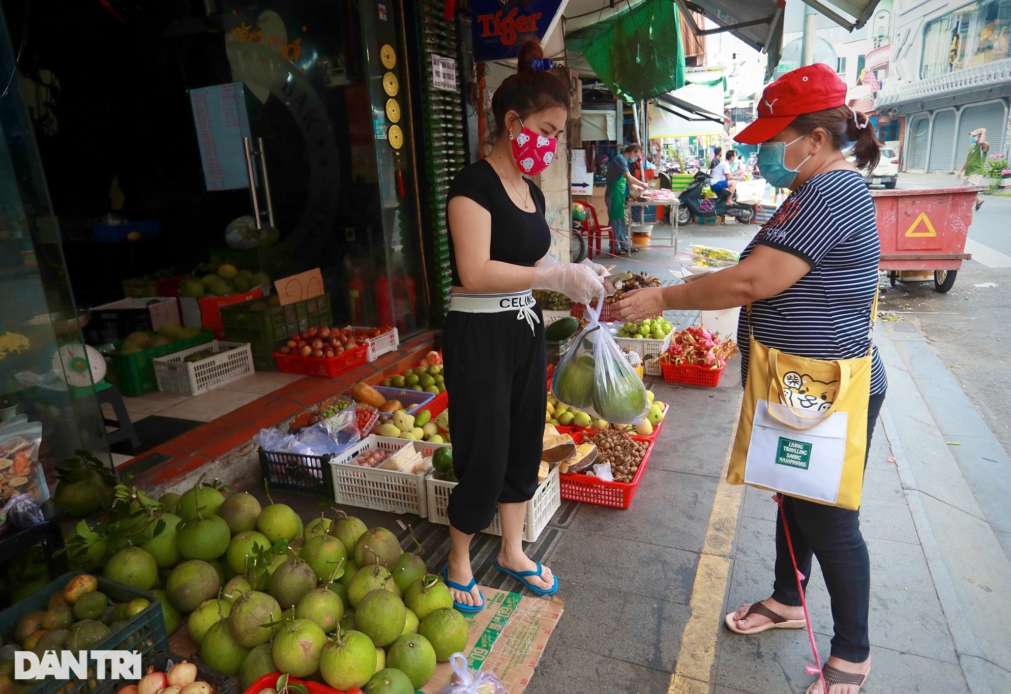 Quán bar, nhà hàng phố Tây Bùi Viện bất ngờ thành quầy bán rau củ, thịt cá - 7 Quán bar, nhà hàng phố Tây Bùi Viện bất ngờ thành quầy bán rau củ, thịt cá - 7